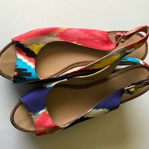 Multicolor wedge sandals